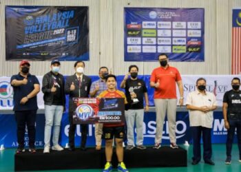 Amirudin Shari (barisan belakang empat dari kiri) bersama tetamu khas dan wakil pemenang Malaysia Volleyball League 2022 semalam. -UTUSAN/ABDUL RAZAK IDRIS