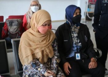 Norida Syakira Agus Hadi (duduk,  kiri) didakwa di Mahkamah Sesyen Raub atas lima tuduhan terbabit  pengubahan wang berjumlah melebihi RM2 juta. -  UTUSAN/SALEHUDIN MAT RASAD