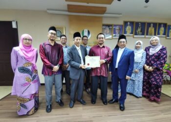 SHAIKH Harun Shaikh Ismail (barisan depan, tengah) menerima replika cek bayaran zakat daripada wakil  Duyong Marina & Resort, Kuala Terengganu, hari ini. - UTUSAN/KAMALIZA KAMARUDDIN