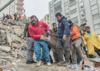 PASUKAN penyelamat mengangkat mayat mangsa yang terkorban akibat gempa bumi pada skala 7.8 magnitud di Adana, Syria. – AFP