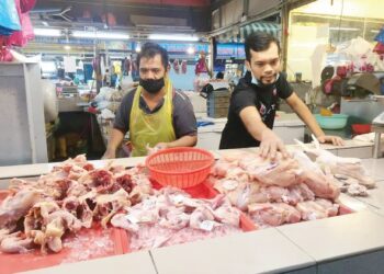 HAFIZUL Mohamad menyusun ayam segar yang dijual di lot niaganya di pasar basah di Pandan, Johor Bahru, semalam. – UTUSAN/MOHAMAD FAIZAL HASHIM