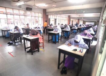 Lebih 400,000 calon Sijil Peperiksaan Malaysia 2021 seluruh negara akan menerima keputusan masing-masing hari ini.  – utusan/ RASUL AZLI SAMAD
