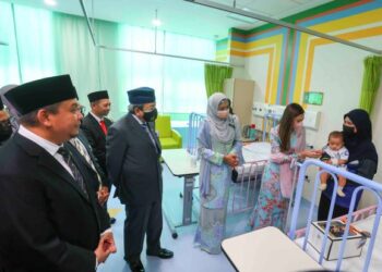 Sultan Sharafuddin Idris Shah bersama Tengku Permaisuri Selangor, Tengku Permaisuri Norashikin berkenan melawat wad pediatrik kanak-kanak selepas merasmikan Hospital Cyberjaya, semalam. -UTUSAN/FAISOL MUSTAFA