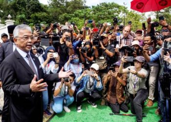 Yang di-Pertuan Agong, Al-Sultan Abdullah Ri’ayatuddin Al-Mustafa Billah Shah berkenan meninjau dan bertanya khabar pengamal media yang berkumpul di hadapan Istana Negara, semalam. – UTUSAN/AMIR KHALID