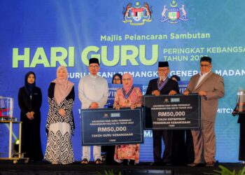 Perdana Menteri, Datuk Seri Anwar Ibrahim bersama dua penerima Anugerah Tokoh Kepimpinan Pendidikan Kebangsaan 2023, Datuk Mazlan Mohamad dan Datuk Dr. Nuinda Alias pada Majlis Pelancaran Sambutan Hari Guru Peringkat kebangsaan Kali Ke - 52 Tahun 2023 di MITC, Melaka. UTUSAN/SYAFEEQ AHMAD