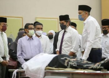 KHAIRY Jamaluddin hadir dalam majlis penghormatan terakhir Allahyarham Dr. Ali Hamsa di Masjid Tuanku Mizan Zainal Abidin (MTMZA), Putrajaya. - UTUSAN/FAISOL MUSTAFA