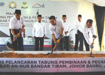 Onn Hafiz Ghazi bersama Syed Mohamed Syed Ibrahim (kanan) dan Mohd. Fared Mohd. Khalid  melakukan gimik pecah tanah sempena  Pelancaran Tabung Pembinaan & Pecah Tanah Masjid An Nur Bandar Tiram, Johor Bahru, hari ini. UTUSAN/RAJA JAAFAR ALI