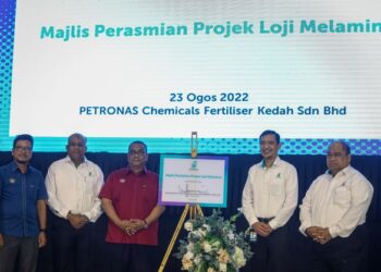 MUHAMMAD Sanusi Md. Nor (tiga dari kiri) bersama Ir. Mohd Yusri Mohamed Yusuf (dua dari kanan), Noor Arifin Othman (kanan), Mohd. Kabir Noordin (dua dari kiri) dan Mohamad Shahuri Mohamad Norlin dalam Majlis Perasmian Projek Loji Melamina di Kompleks Petronas Chemicals Fertiliser Sdn. Bhd. di Gurun, Jerai, semalam. – UTUSAN/ SHAHIR NOORDIN