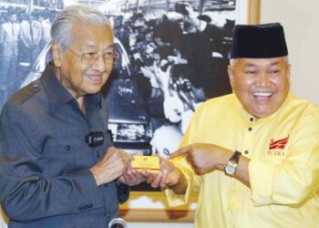 Dr. Mahathir Mohamad menerima kad ahli parti Putra daripada  Ibrahim Ali di Putrajaya pada 1 Mac lalu