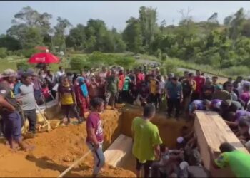 Jenazah tiga rakan yang maut dalam kemalangan dengan sebuah kereta dikebumikan dalam satu liang di Tanah Perkuburan Islam Bukit Besi, Dungun, hari ini. - UTUSAN/NIK NUR IZZATUL HAZWANI NIK ADNAN