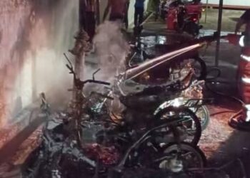 Sembilan buah motosikal yang diparkir di sebuah flat di Jalan Kurau, George Town, Pulau Pinang hangus dalam kebakaran awal pagi tadi.