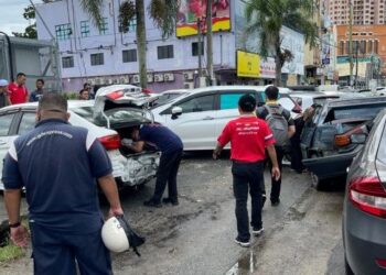 KEADAAN kenderaan yang mengalami kerosakan selepas dirempuh sebuah kereta Proton Persona dalam kemalangan di Jalan Sultan Yahya Petra, Kota Bharu, Kelantan semalam. -UTUSAN/IHSAN PDRM