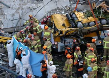 PASUKAN penyelamat sedang mencari mangsa yang terperangkap dalam runtuhan bangunan di Gwangju, Korea Selatan. - AFP