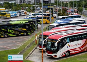 Deretan bas ekspres memenuhi ruang legar Terminal Bersepadu Selatan (TBS) di Bandar Tasik Selatan, Kuala Lumpur berikutan larangan rentas negeri ekoran kes Covid-19 yang tinggi.  – UTUSAN/AMIR KHALID
