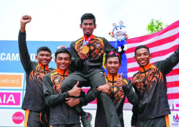 Nur Amirul Fakhruddin Mazuki diraikan rakan-rakan sepasukan selepas merangkul pingat emas berbasikal lebuh raya lelaki Sukan SEA 2023 di Siem Reap, Kemboja semalam.