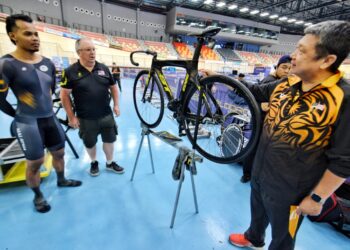 GERRARD Clair Monteiro (kanan) bersama John Beasley (tengah) dan Muhammad Shah Firdaus ketika mengadakan lawatan ke venue latihan skuad basikal negara yang melakukan persiapan ke Sukan Komanwel 2022 di Velodrom Nasional, Nilai, Seremban hari ini.-UTUSAN/MOHD.SHAHJEHAN MAAMIN.