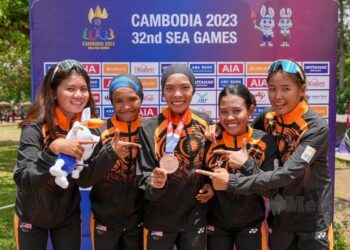 NUR Aisyah Zubir diraikan rakan-rakan sepasukan selepas memenangi pingat gangsa dalam acara lebuh raya wanita pada Sukan SEA 2023 di Kemboja. - IHSAN MSN