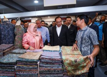 Anwar Ibrahim mendengar penerangan daripada pengusaha batik lukis, Mohd. Agil Ibrahim dengan diiringi Ketua Pengarah Kraftangan Malaysia, Ainu Sham Ramli (kiri) ketika melawat ruang pameran di Kompleks Kraf Kuala Lumpur sempena Hari Kraf kebangsaan 2023 semalam. – utusan/MUHAMAD IQBAL ROSLI