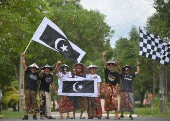 PENYOKONG Terengganu FC yang akan membawa semangat ‘Ganu Kita’ ke Stadium Nasional Bukit Jalil esok diperkenalkan dalam majlis di Permint Jaya, Chendering, Terengganu semalam.  – UTUSAN/PUQTRA HAIRRY ROSLI