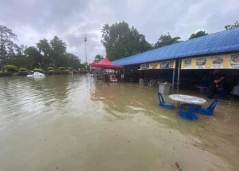 BEBERAPA kawasan di Batu Pahat ditenggelami air dalam kejadian banjir kilat.