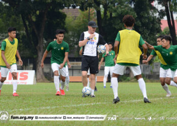 BRAD Maloney memberi arahan kepada pemainnya di Padang PKNS, Kelana Jaya kelmarin. – Ihsan FAM