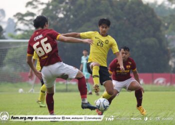 AKSI pemain Malaysia B-19, Wan Kuzri Wan Ahmad Kamal (kanan) dalam perlawanan persahabatan menentang Selangor II kelmarin. - IHSAN FAM