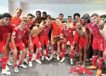 Robert Lewandowski (depan, empat dari kanan) mengucapkan selamat tinggal kepada Bayern Munich selepas lapan tahun menyarung jersi gergasi bola sepak Jerman itu.