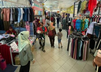 SUASANA di salah sebuah bazar Aidilfitri yang beroperasi di Kuala Terengganu.  - UTUSAN/TENGKU DANISH BAHRI TENGKU YUSOFF