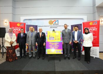 PELANCARAN rasmi Kaloot Ramadan Bazaar MATRADE @ MONT KIARA 2023 yang turut dihadiri (dari kiri) Sharimahton Mat Saleh, Abu Bakar Yusof, Waleed Abo Ali, Datuk Mohd. Mustafa Abdul Aziz, Alaa Abdalwahe, Raja Hairul Azmil Tengku Azmi Karib dan Hurriyyah Alhusna Mohd. Nashim.