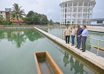 ABDUL Karim Endut (kanan) meninjau proses rawatan air ketika melawat LRA Kepong 2 di Kuala Terengganu, hari ini. - UTUSAN/PUQTRA HAIRRY ROSLI 