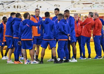 VIRGIL van Dijk berdiri di tengah pemain Belanda dalam sesi latihan di Doha semalam. - AFP