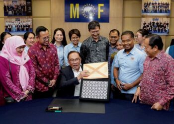 Anwar Ibrahim memasukkan dokumen Belanjawan 2023 ke dalam beg ketika  meninjau persiapan pembentangan belanjawan bertema Malaysia Madani di Kementerian Kewangan di Putrajaya semalam.