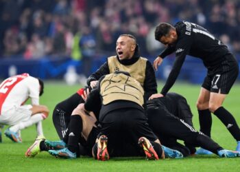 PEMAIN Benfica meraikan kejayaan mara ke suku akhir Liga Juara-Juara selepas menewaskan Ajax di  Johan Cruijff Arena, Amsterdam hari ini.