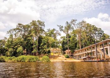 KEINDAHAN alam semula jadi Tasik Bera di Bera, Pahang berpotensi menjadikan tasik air tawar semula jadi terbesar negara ini sebagai lokasi tarikan pelancongan dunia. – UTUSAN/SALEHUDIN MAT RASAD