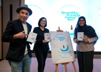 PENYANYI, Misha Omar dan Datuk Amy Search merasmikan buku Senandika: Bercakap Seorang Diri, baru-baru ini.