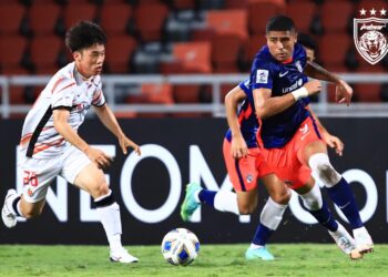 BINTANG Johor Darul Ta'zim (JDT), Bergson Da Silva cuba melepasi kawalan pertahanan lawan dalam aksi pertama kumpulan G ACL 2021 di Bangkok, Thailand.-  FB JOHOR Southern Tigers