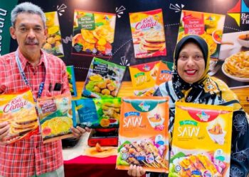 MOHD. EL AZAMRI bersama isteri, Nor Harzelinda menunjukkan rangkaian produk jenama Berkat Tuah keluaran syarikatnya di MAHA 2022. – FOTO/MOHD. HUSNI MOHD. NOOR
