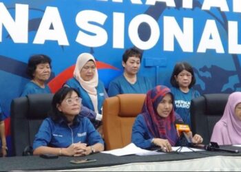 AZLINDA Abd. Latif (duduk, tengah) mengadakan sidang akhbar di Ibu Pejabat PN Johor, Taman Scientex Utama, Kulai, Johor.