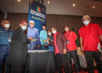 HADI Abdul Awang (dua dari kiri) menandatangan poster bersama Muhyiddin Yassin (tiga dari kanan) sebagai simbolik perasmian Muzakarah Pas Bersatu di Shah Alam, Selangor hari ini. Turut hadir Datuk Seri Hamzah Zainuddin, Datuk Seri Ahmad Faisal Azumu dan Datuk Seri Takiyuddin Hassan. - FOTO/AFIQ RAZALI
