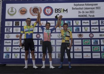 TSEN Seong Hoong (tengah) muncul juara lepas beramai-ramai Master B bersama Faizal Izuan Abd Rahman (kanan) dan Mohamed Sani Mohamed Adnan pada Kejohanan Berbasikal Kebangsaan 2022 di Dataran Amanjaya, Manong, Kuala Kangsar hari ini. - UTUSAN