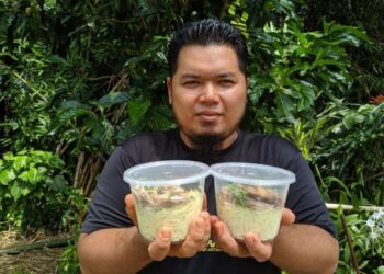 MOHD. Faizi Mohd. Raid tidak menyangka perniagaan bihun sup secara COD yang dimulakan minggu lalu mendapat sambutan menggalakkan. - UTUSAN/MOHAMAD HAFIZI MOHD. SAID