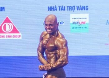 AKSI Mohd. Syarul Azman Mahen Abdullah ketika memenangi pingat emas bina badan  Athletics Physique lelaki pada Sukan SEA 2021 di Hanoi, Vietnam hari ini. - UTUSAN/SHIDDIEQIN ZON