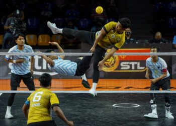 APIT kanan Perak Bison, Amirul Ramadhan Fazillah Suhaimi (dua, kanan) melakukan hadangan ketika menentang Penang Black Panthers dalam saingan Premier, Liga Sepak Takraw 2021/2022 di Stadium Titiwangsa, Kuala Lumpur hari ini. - UTUSAN/FARIZ RUSADIO