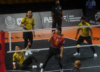 AKSI di antara Johor Tigris menentang Perak Bison dalam Emas Anuar Liga Sepak Takraw di Stadium Titiwangsa, Kuala Lumpur pada musim lalu.