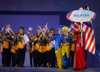 NUR Dhabitah Sabri membawa Jalur Gemilang mengetuai perbarisan dalam upacara pembukaan Sukan SEA ke-31 di Stadium Nasional My Dinh, Hanoi bulan lalu.