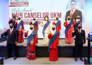 NUR Dhabitah Sabri (belakang, tengah) mengetuai bacaan ikrar pelajar baharu dalam Majlis Amanat Naib Canselor Minggu Mesra Mahasiswa Universiti Kebangsaan Malaysia semalam. – IHSAN UKM