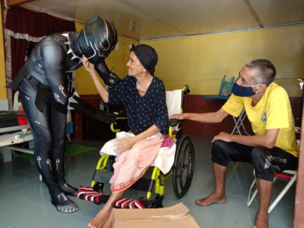 `Tak sangka dia mai’, nenek teruja ‘Black Panther’ bawa kotak makanan – Utusan Digital