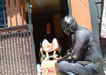 WARGA emas, Asmah Sahibu teruja ketika menerima kunjungan lelaki berpakaian adiwira Black Panther untuk menghulurkan sumbangan di rumahnya, di Jalan Perak, Georgetown, Pulau Pinang.- UTUSAN/ NOOR HASLIZA NUSI