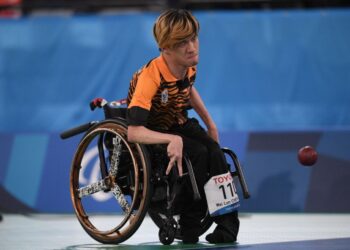 HEW Wei Lun memberi tentangan sengit kepada juara dunia, David Smith dalam perebutan emas acara boccia campuran individu BC1 Sukan Paralimpik 2020 di Gimnasium Ariake Tokyo semalam. – IHSAN TEAM MALAYSIA