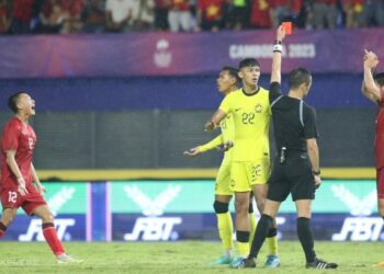 DUA layangan kad merah dan keadaan permukaan padang yang teruk menyebabkan Malaysia tumpas 1-2 kepada Vietnam dalam aksi ketiga Sukan SEA 2023 di Phnom Penh kelmarin, sekali gus gagal ke separuh akhir. - IHSAN MEDIA SOSIAL